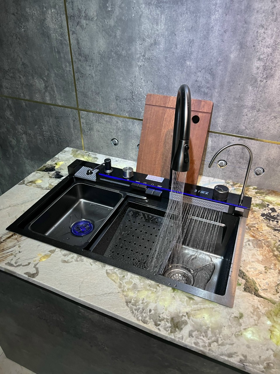 Chậu rửa bát đă năng tại showroom Vitas